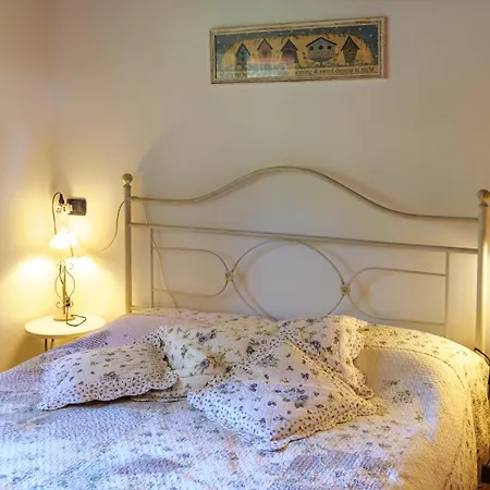 In The Woods House For 8 Persons And Large Garden