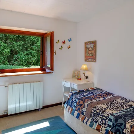 In The Woods House For 8 Persons And Large Garden