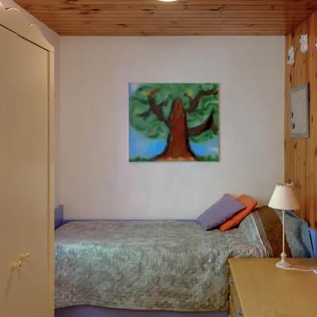 In The Woods House For 8 Persons And Large Garden Chalet