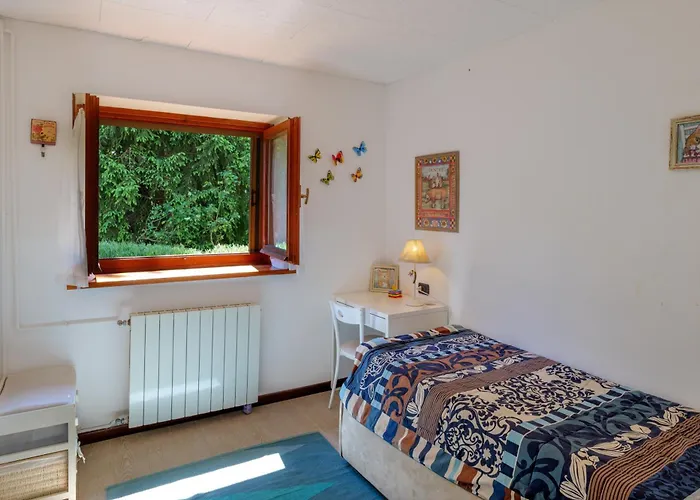 In The Woods House For 8 Persons And Large Garden